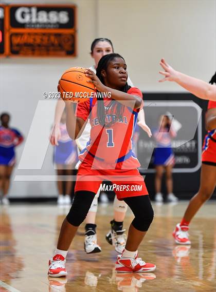 Thumbnail 3 in Salem vs. Central (AAA 3A State Playoff first round) photogallery.