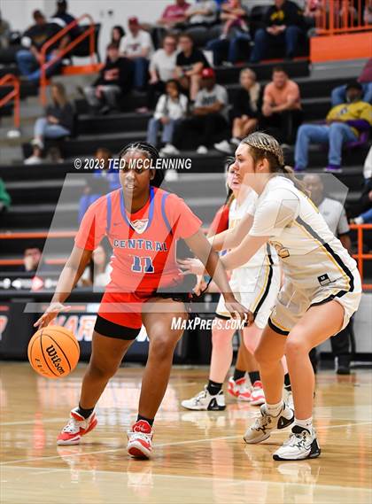 Thumbnail 1 in Salem vs. Central (AAA 3A State Playoff first round) photogallery.