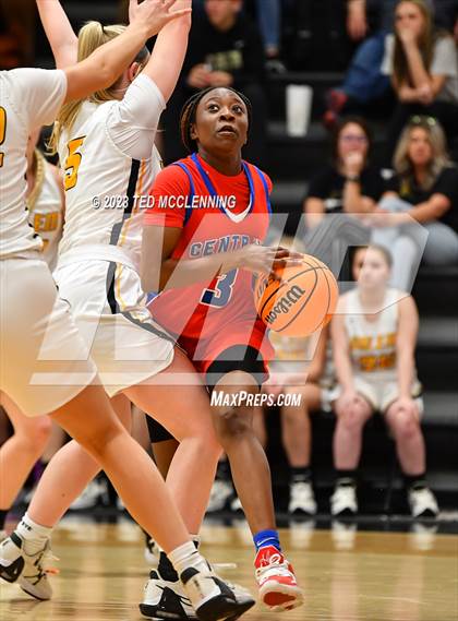Thumbnail 2 in Salem vs. Central (AAA 3A State Playoff first round) photogallery.