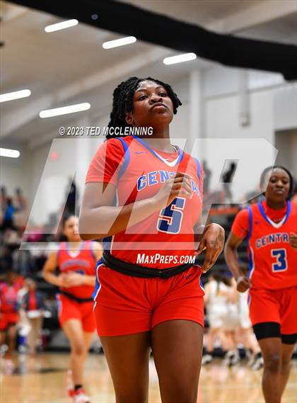Thumbnail 2 in Salem vs. Central (AAA 3A State Playoff first round) photogallery.