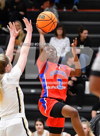 Thumbnail 3 in Salem vs. Central (AAA 3A State Playoff first round) photogallery.