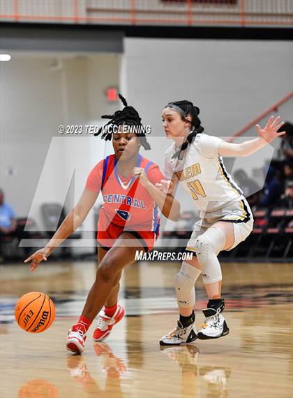 Thumbnail 2 in Salem vs. Central (AAA 3A State Playoff first round) photogallery.