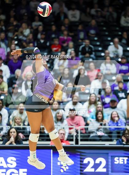 Thumbnail 2 in Neches vs. Harrold (UIL 1A Volleyball Final) photogallery.