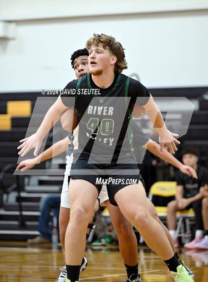 Thumbnail 1 in River Valley vs. Oakmont (Mel Good Holiday Classic) photogallery.