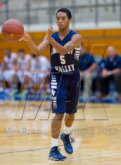 Thumbnail 1 in Smithson Valley vs. Roosevelt (NISD Boys Basketball Tournament) photogallery.