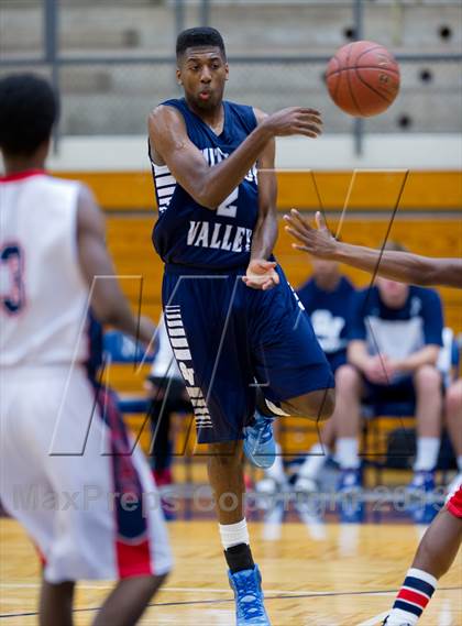 Thumbnail 2 in Smithson Valley vs. Roosevelt (NISD Boys Basketball Tournament) photogallery.
