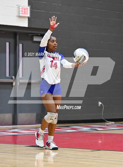 Thumbnail 2 in Ellison vs. Midway (6A Bi-District) photogallery.