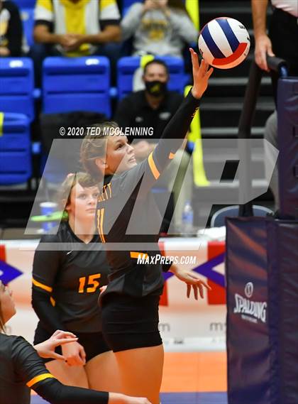 Thumbnail 2 in Paris vs. Hackett (AAA 3A State Final) photogallery.