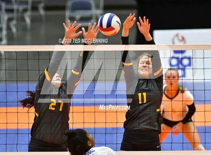 Thumbnail 2 in Paris vs. Hackett (AAA 3A State Final) photogallery.
