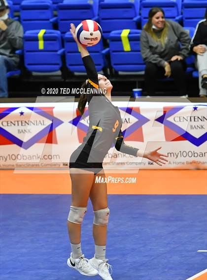 Thumbnail 2 in Paris vs. Hackett (AAA 3A State Final) photogallery.