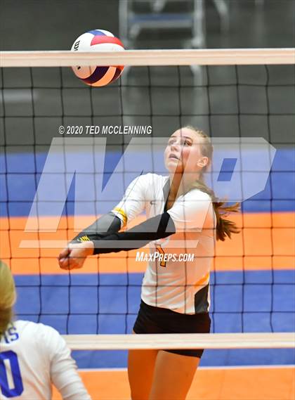 Thumbnail 2 in Paris vs. Hackett (AAA 3A State Final) photogallery.