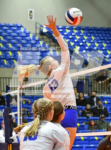 Thumbnail 3 in Paris vs. Hackett (AAA 3A State Final) photogallery.
