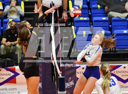 Thumbnail 3 in Paris vs. Hackett (AAA 3A State Final) photogallery.