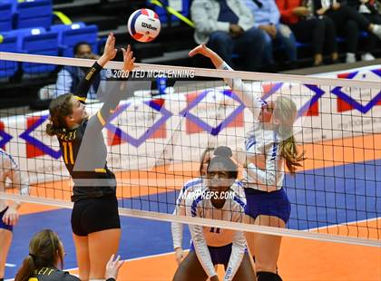 Thumbnail 1 in Paris vs. Hackett (AAA 3A State Final) photogallery.