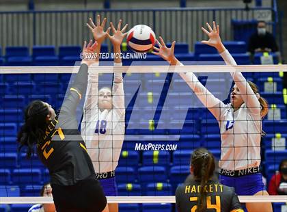 Thumbnail 2 in Paris vs. Hackett (AAA 3A State Final) photogallery.
