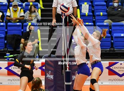 Thumbnail 2 in Paris vs. Hackett (AAA 3A State Final) photogallery.