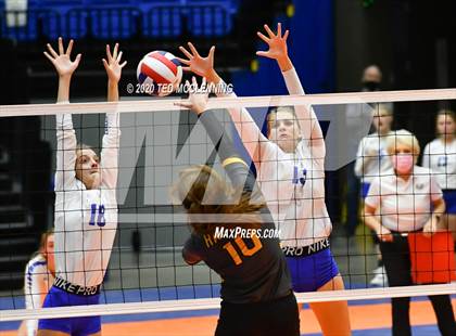Thumbnail 2 in Paris vs. Hackett (AAA 3A State Final) photogallery.