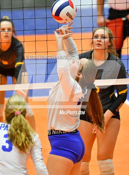 Thumbnail 3 in Paris vs. Hackett (AAA 3A State Final) photogallery.