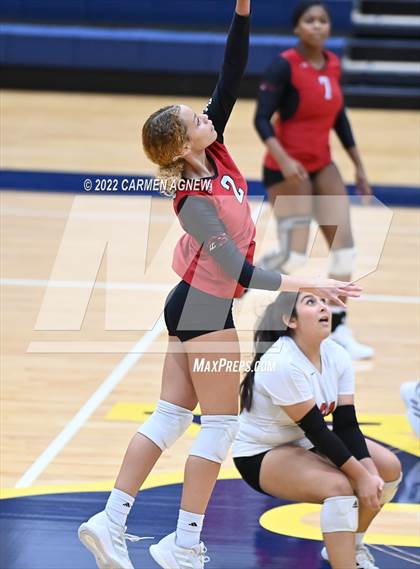 Thumbnail 2 in Cypress Ranch vs Langham Creek photogallery.