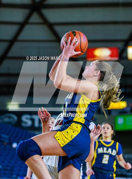 Thumbnail 2 in Mead vs. Davis (WIAA 4A Round of 12) photogallery.