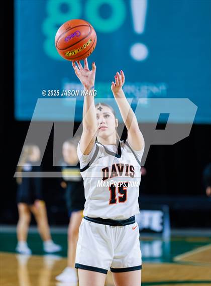 Thumbnail 1 in Mead vs. Davis (WIAA 4A Round of 12) photogallery.