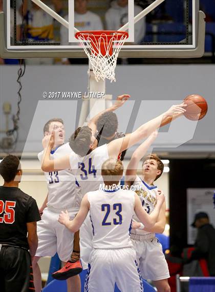 Thumbnail 3 in Newport Central Catholic vs. Paris photogallery.