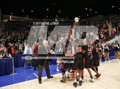 Thumbnail 2 in Newport Central Catholic vs. Paris photogallery.