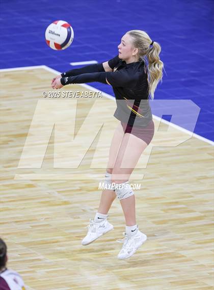 Thumbnail 2 in Alamosa vs. Village (CHSAA 3A Third Round) photogallery.