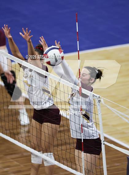 Thumbnail 1 in Alamosa vs. Village (CHSAA 3A Third Round) photogallery.