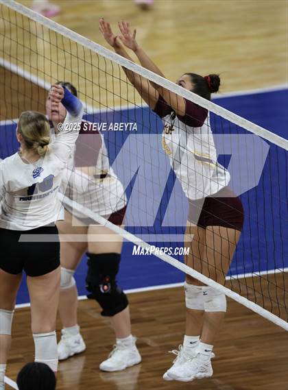 Thumbnail 3 in Alamosa vs. Village (CHSAA 3A Third Round) photogallery.