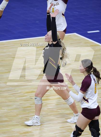 Thumbnail 2 in Alamosa vs. Village (CHSAA 3A Third Round) photogallery.
