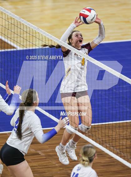 Thumbnail 2 in Alamosa vs. Village (CHSAA 3A Third Round) photogallery.