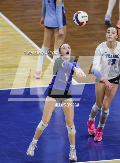 Thumbnail 2 in Alamosa vs. Village (CHSAA 3A Third Round) photogallery.