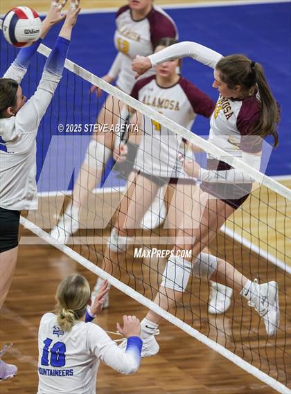 Thumbnail 1 in Alamosa vs. Village (CHSAA 3A Third Round) photogallery.