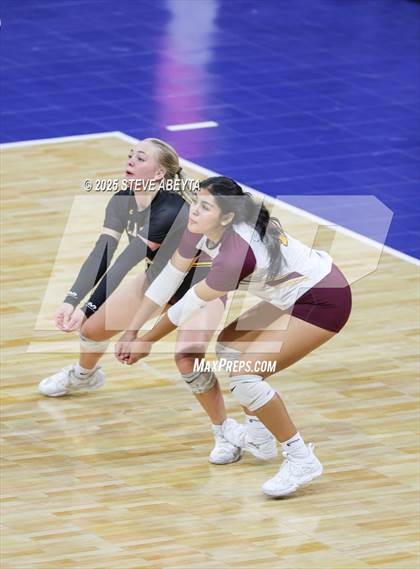 Thumbnail 2 in Alamosa vs. Village (CHSAA 3A Third Round) photogallery.