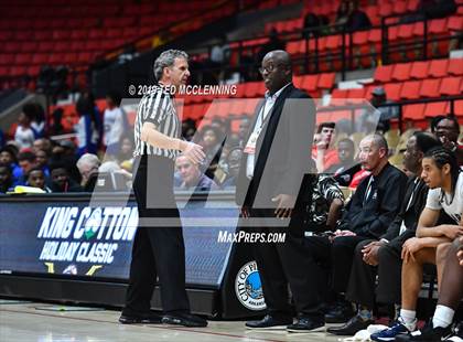 Thumbnail 2 in University vs Parkview (King Cotton Classic) photogallery.