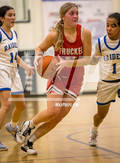 Thumbnail 3 in Truckee vs. Reed (Varsity Elite) photogallery.