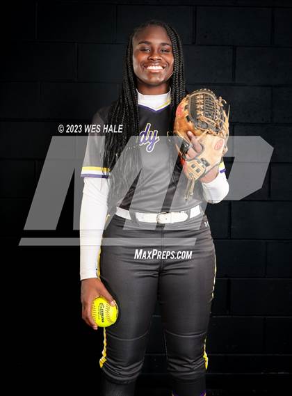 Thumbnail 1 in DeSoto Central (Senior Photoshoot) photogallery.