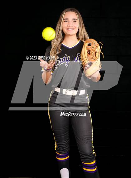 Thumbnail 1 in DeSoto Central (Senior Photoshoot) photogallery.