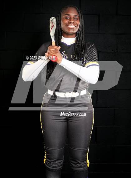 Thumbnail 2 in DeSoto Central (Senior Photoshoot) photogallery.