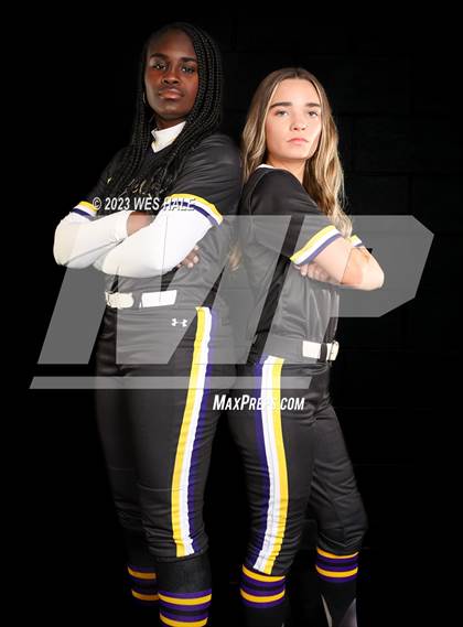Thumbnail 3 in DeSoto Central (Senior Photoshoot) photogallery.