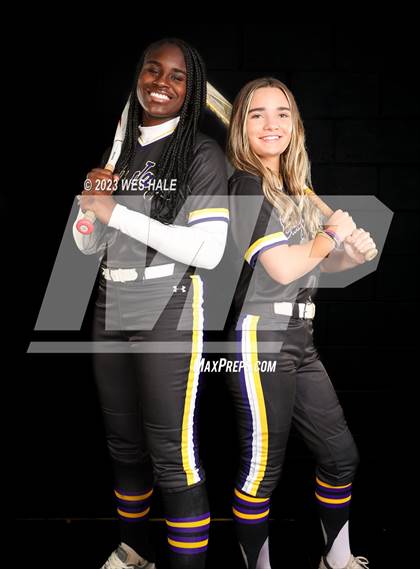 Thumbnail 2 in DeSoto Central (Senior Photoshoot) photogallery.