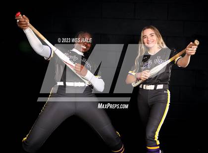 Thumbnail 2 in DeSoto Central (Senior Photoshoot) photogallery.