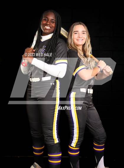 Thumbnail 3 in DeSoto Central (Senior Photoshoot) photogallery.