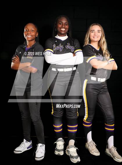 Thumbnail 3 in DeSoto Central (Senior Photoshoot) photogallery.