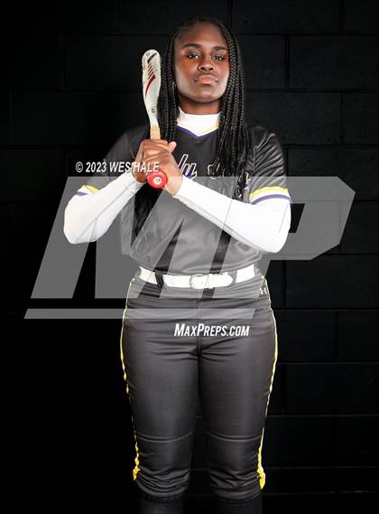 Thumbnail 1 in DeSoto Central (Senior Photoshoot) photogallery.
