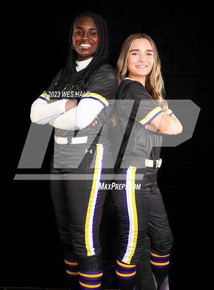 Thumbnail 1 in DeSoto Central (Senior Photoshoot) photogallery.