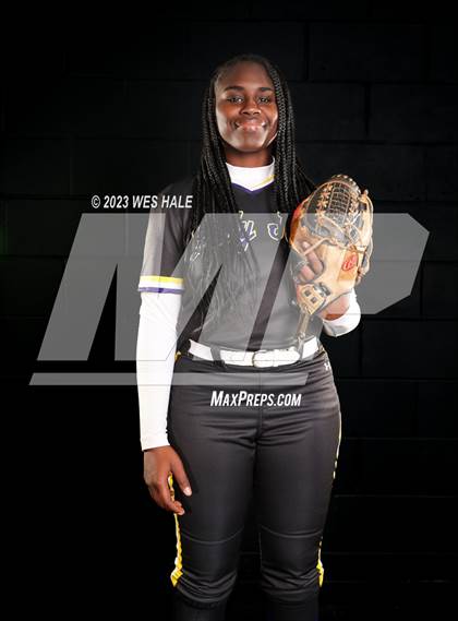 Thumbnail 1 in DeSoto Central (Senior Photoshoot) photogallery.