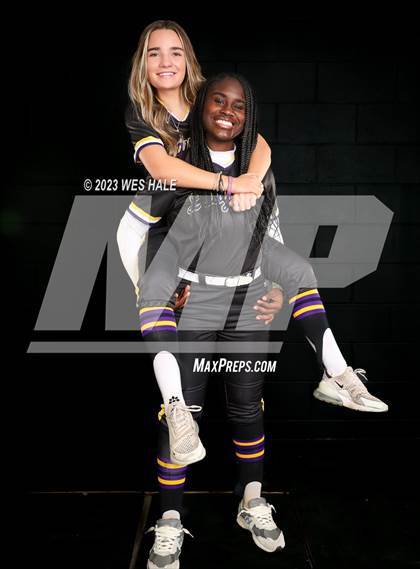 Thumbnail 1 in DeSoto Central (Senior Photoshoot) photogallery.