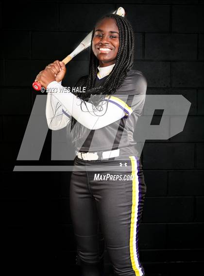 Thumbnail 3 in DeSoto Central (Senior Photoshoot) photogallery.